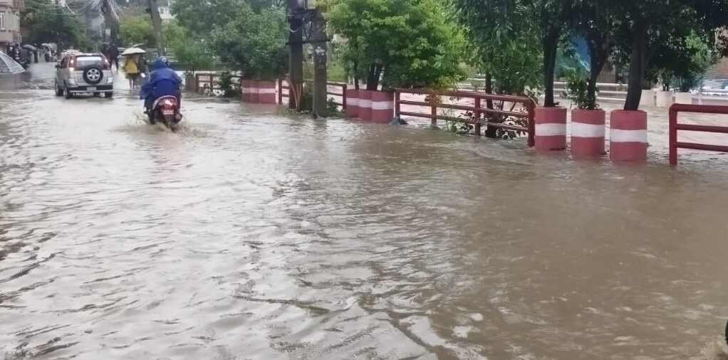 धोबीखोलामा आएको बाढीले पुल चर्कियो, बुद्धनगर–बबरमहल आवागमन बन्द