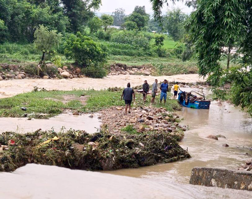 दाङमा दुई वटा अटाे खाेलाले बगायाे, २ जना बेपत्ता