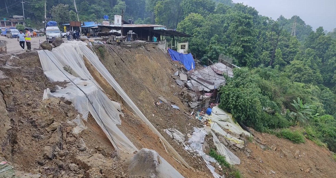 दाउन्नेमा सडक भासिएपछि यातायात सञ्चालनमा लगाइयो रोक