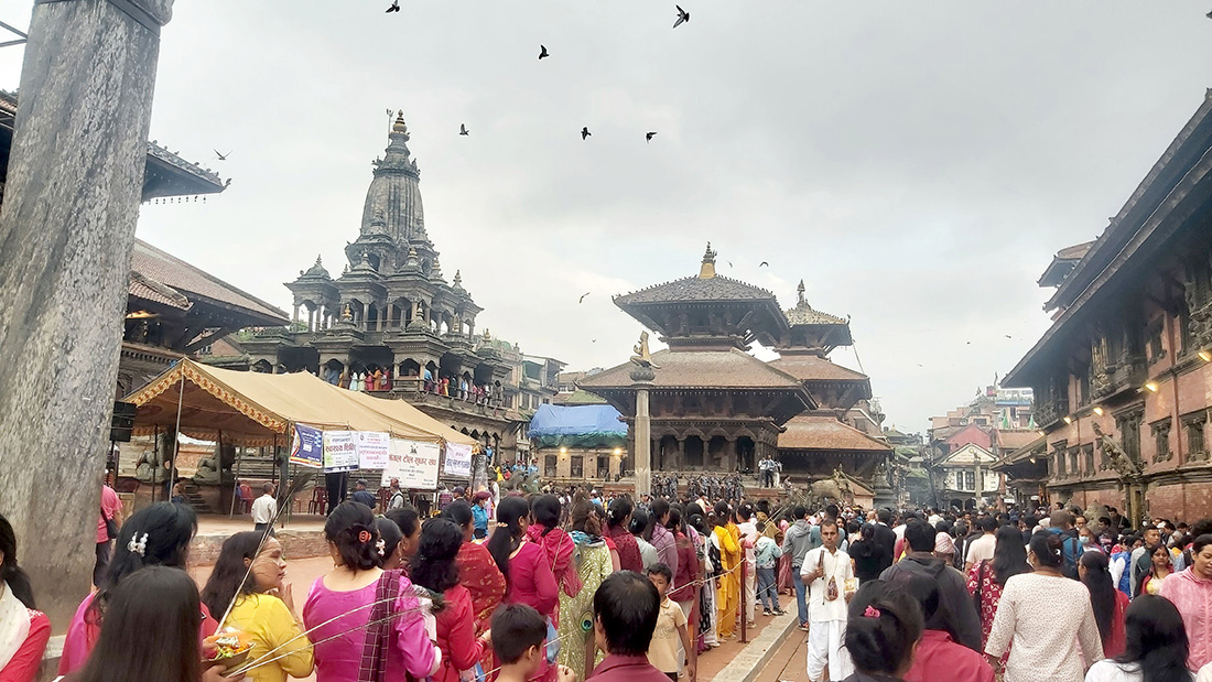 पाटनको कृष्ण मन्दिरमा दर्शनार्थीको घुइँचो (तस्बिरहरू)