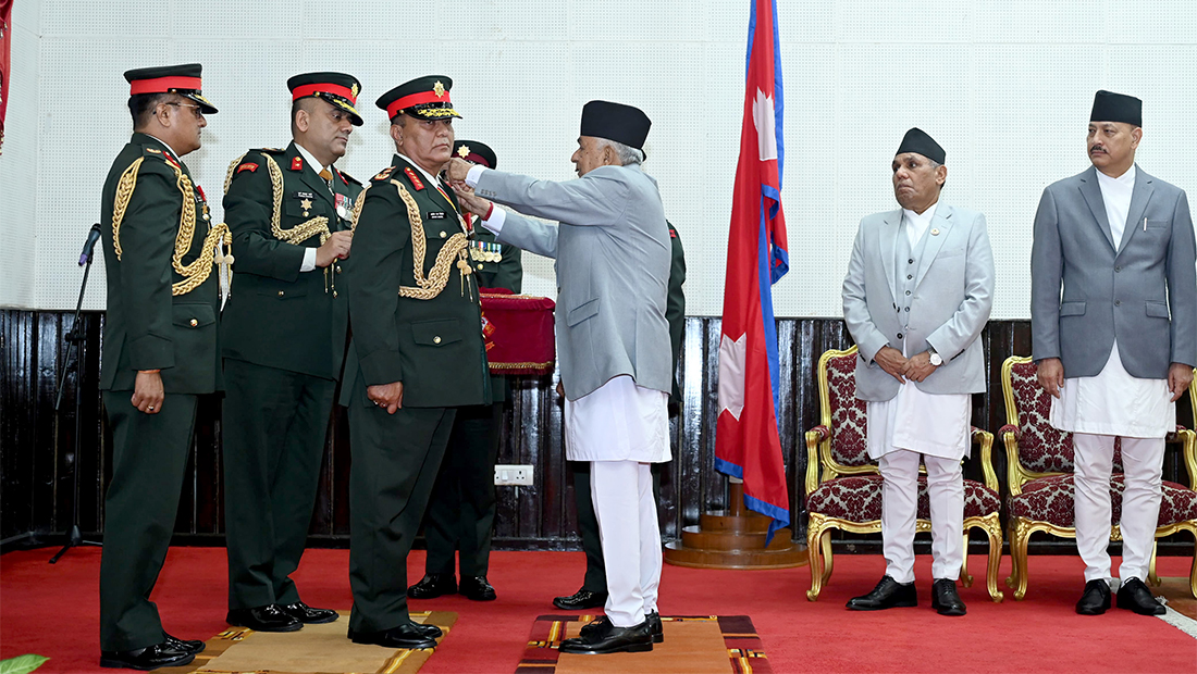 प्रधानसेनापति सिग्देललाई नेपाली सेनाको महारथी पदको दर्ज्यानी चिह्न प्रदान