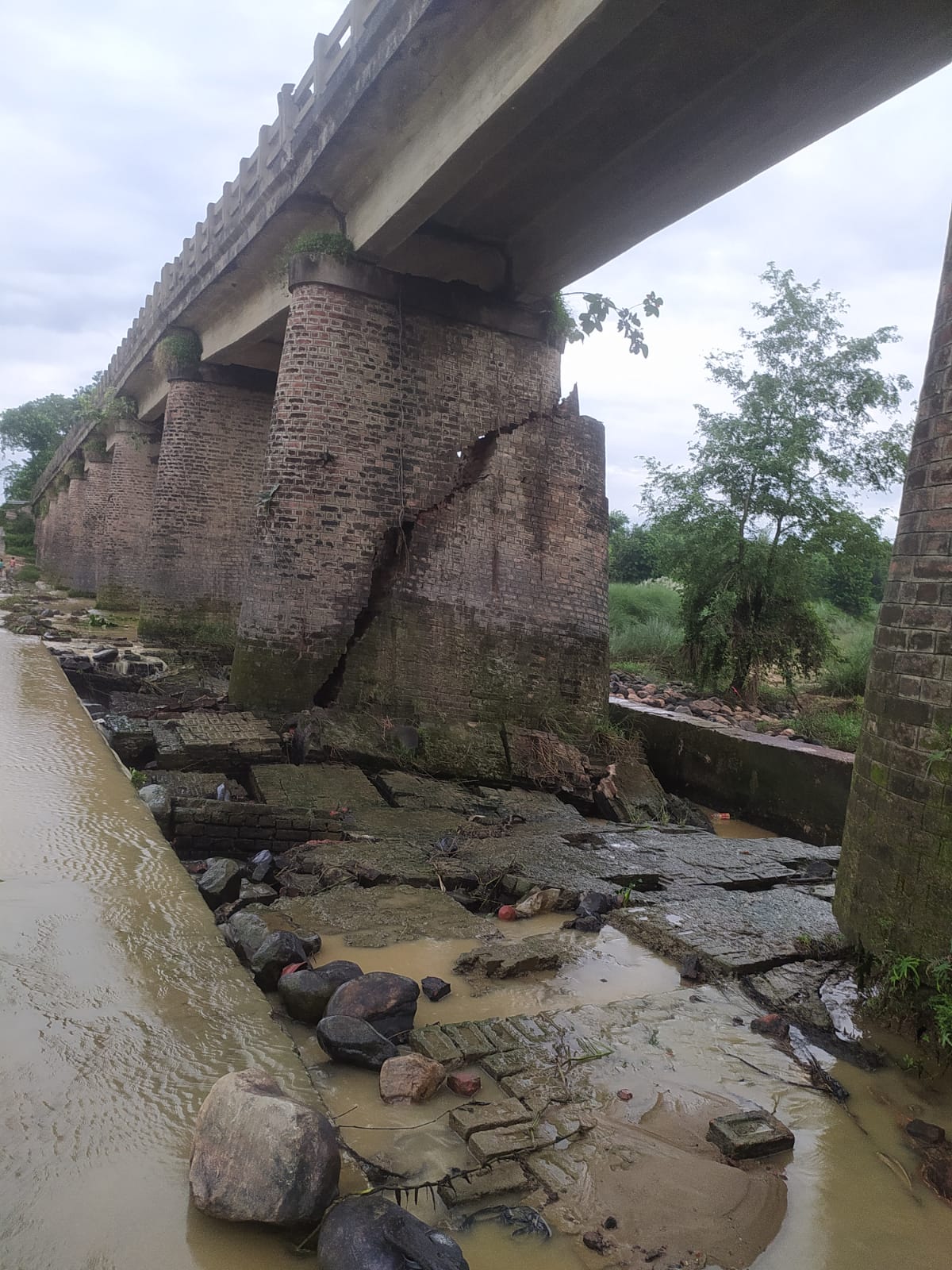 पर्साको तिलावे पुलको पिलर भत्कियो, आवतजावतमा समस्या