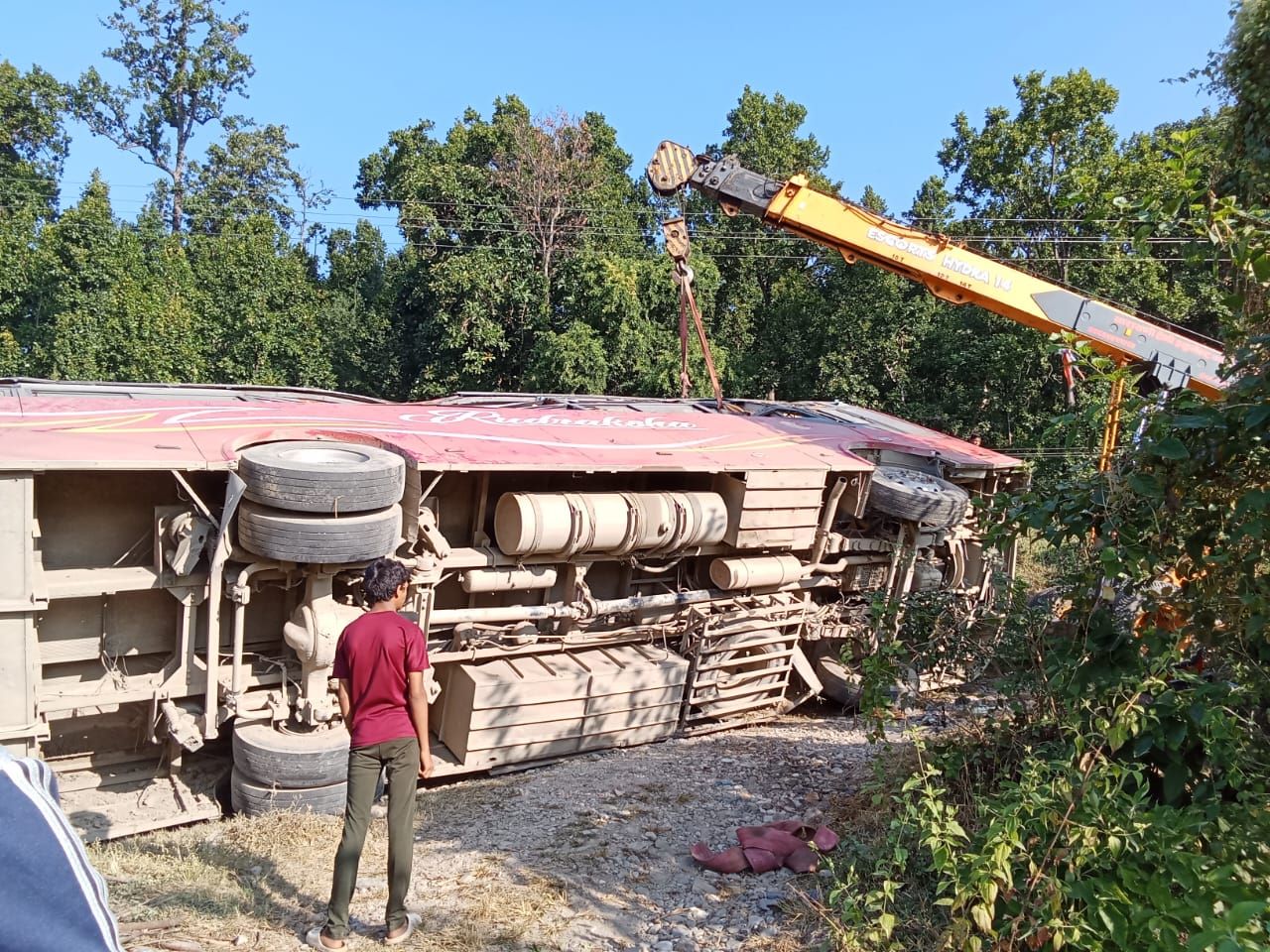 काठमाडौंबाट महोत्तरी जाँदै गरेको बस मकवानपुरमा पल्टियो, ३५ जना घाइते